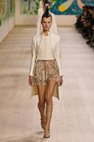 Look 10